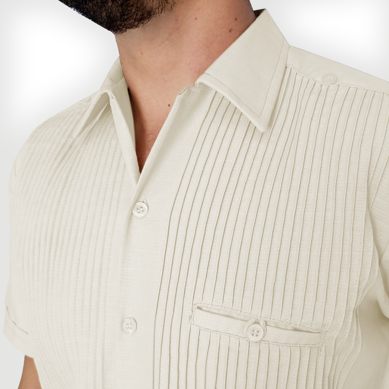 Guayabera marfil combinada con pantalón blanco en evento al aire libre

