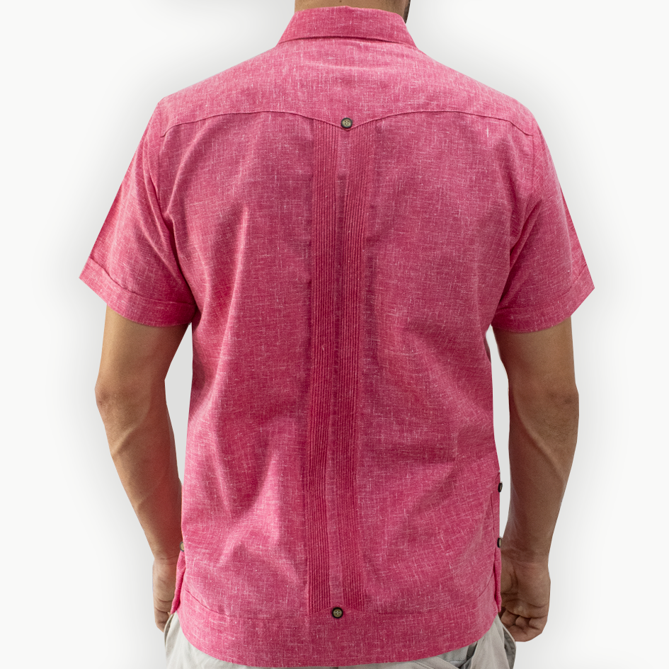 Look playero con guayabera rosa abierta sobre traje de baño