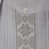 Modelo con Guayabera blanca bordado gris combinada con pantalón formal