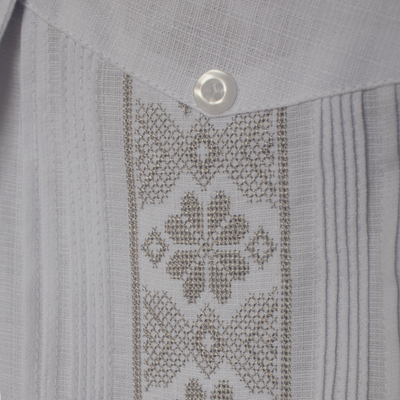 Modelo con Guayabera blanca bordado gris combinada con pantalón formal