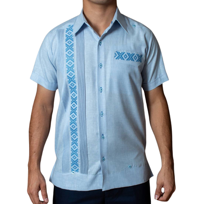 Modelo con guayabera azul cielo bordada combinada con pantalones claros
