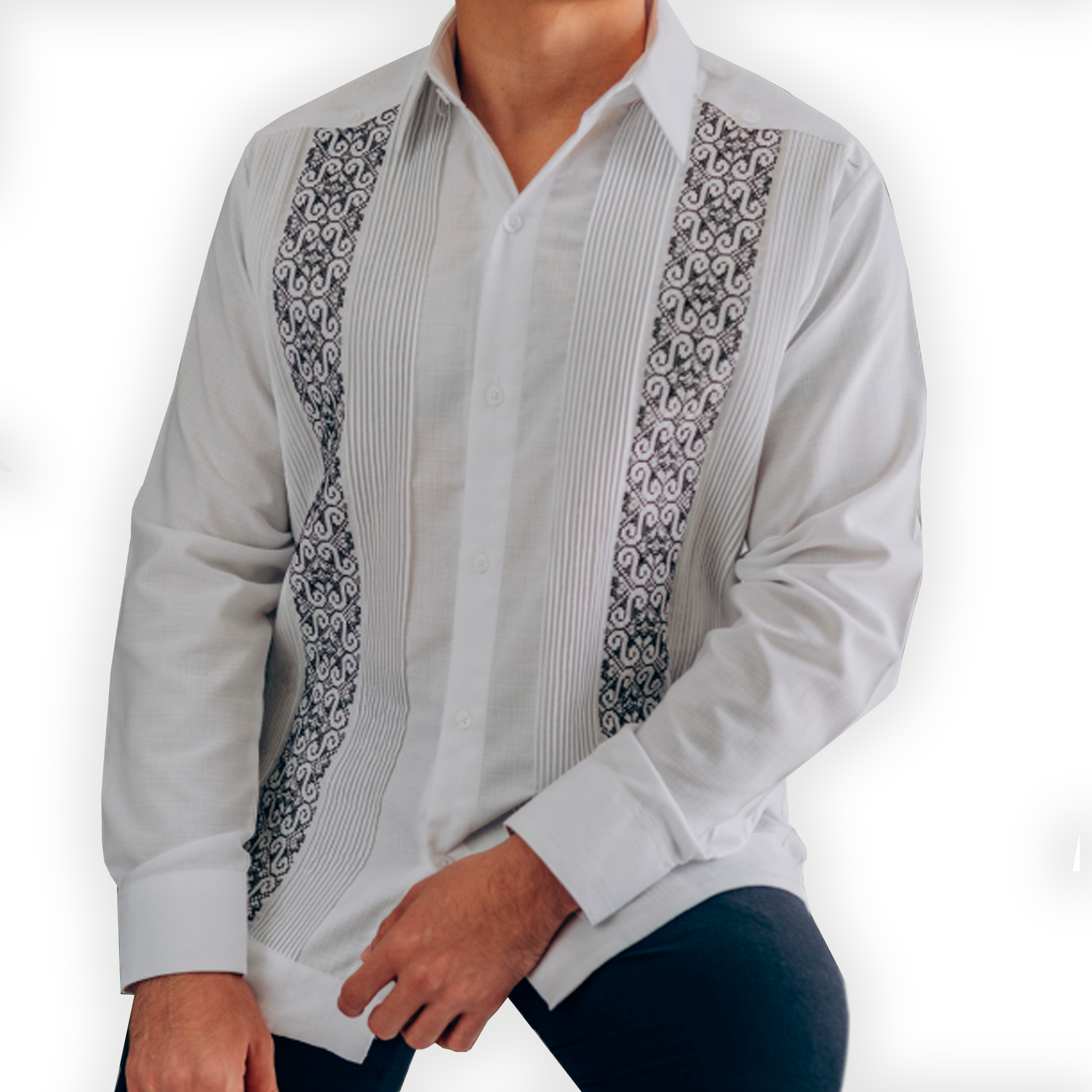 Modelo con guayabera blanca bordada en look elegante