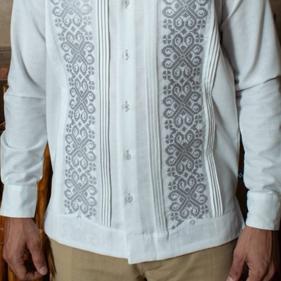 Modelo con guayabera blanca bordada gris en evento formal