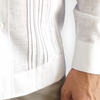 Modelo con guayabera blanca formal y pantalón de vestir