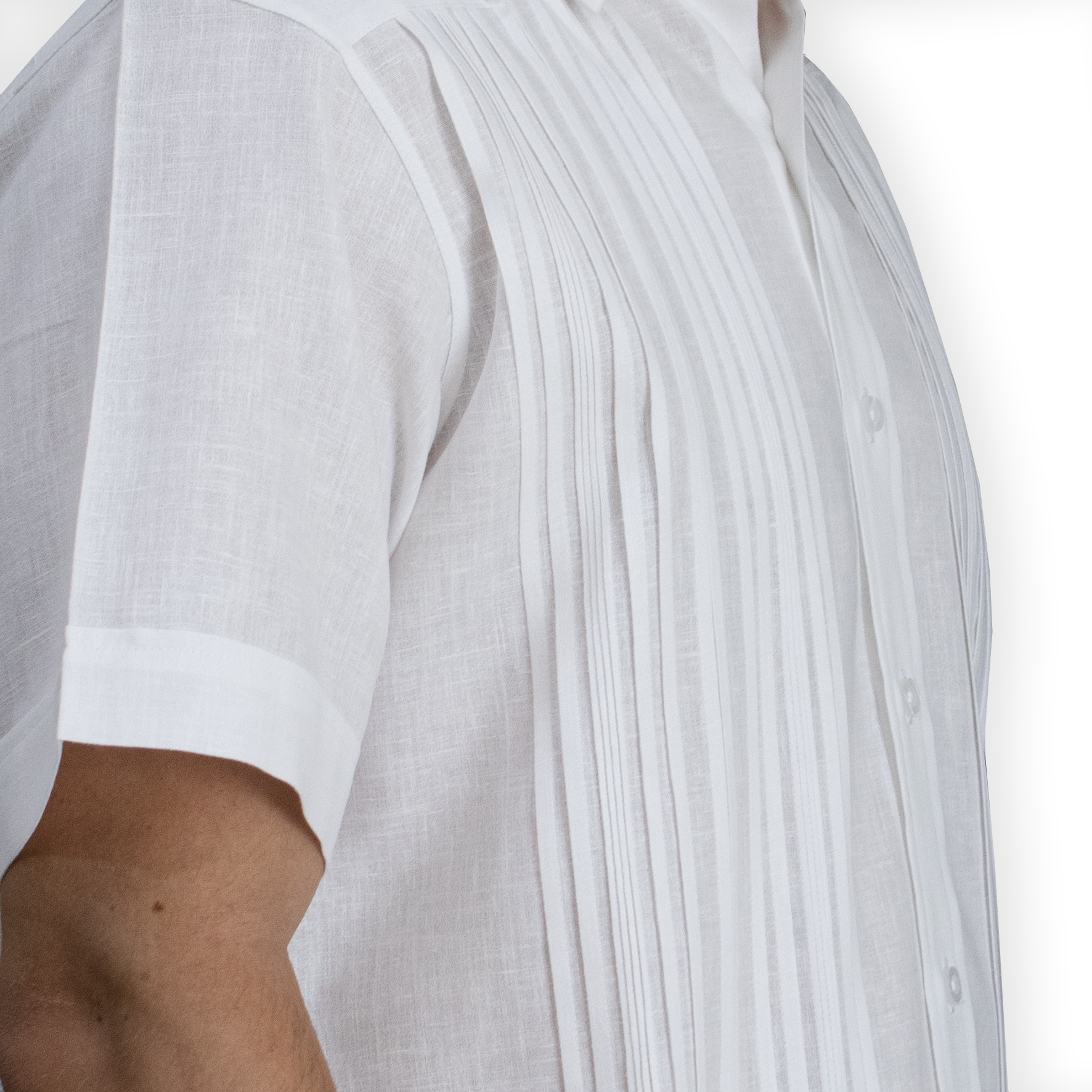 Modelo con guayabera blanca hombre de manga corta