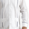 Modelo con guayabera blanca listón azul en evento formal