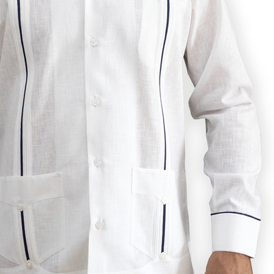 Modelo con guayabera blanca listón azul en evento formal