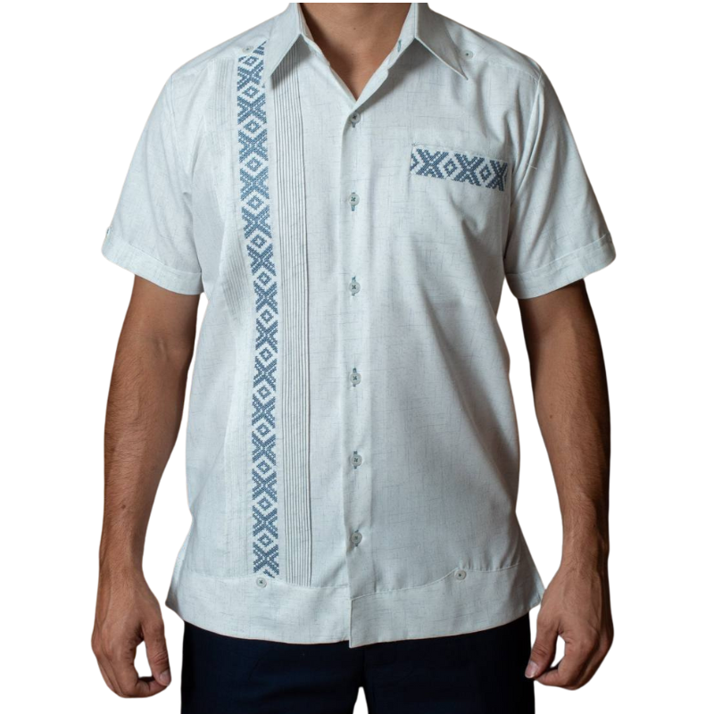 Modelo con guayabera blanca manga corta en evento tropical