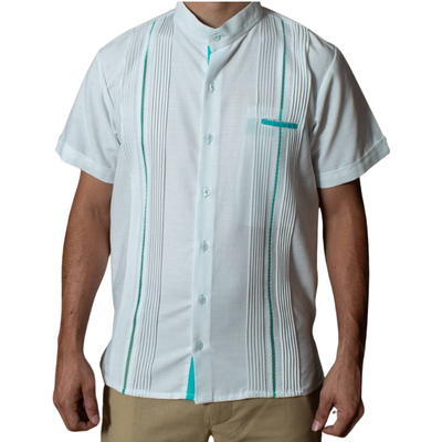 Modelo con guayabera cuello mao blanca verde agua en evento tropical