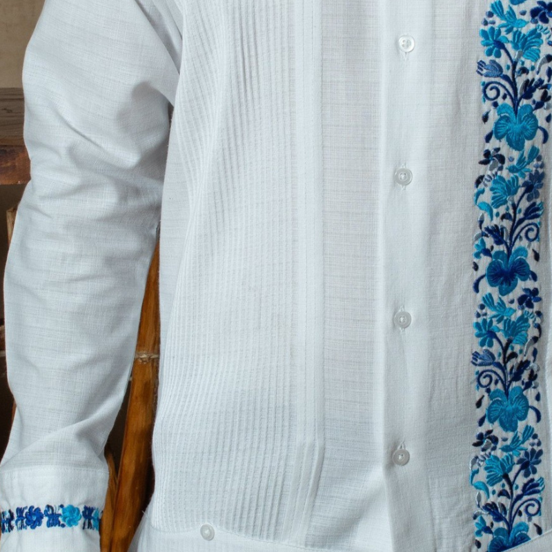 Modelo con guayabera cuello mao bordado en evento tropical