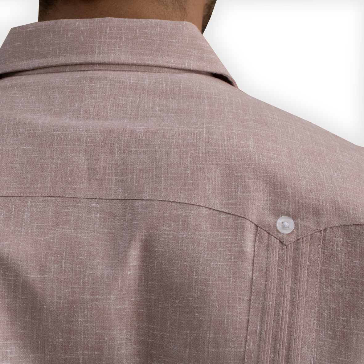 Modelo con guayabera palo de rosa y pantalones negros