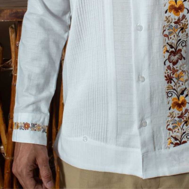 Modelo con guayabera presidencial bordada café en evento formal