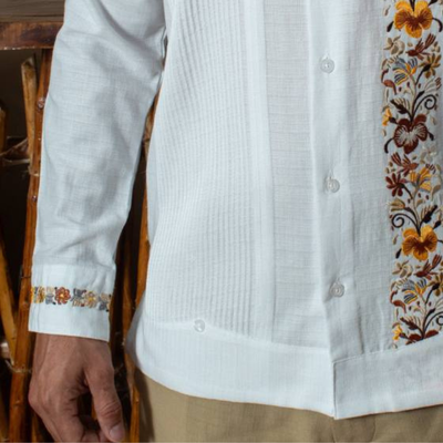 Modelo con guayabera presidencial bordada café en evento formal