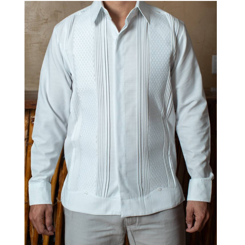 Modelo con guayabera típica bordada blanca en evento cultural