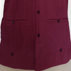 Modelo con guayabera vino combinada con jeans rotos