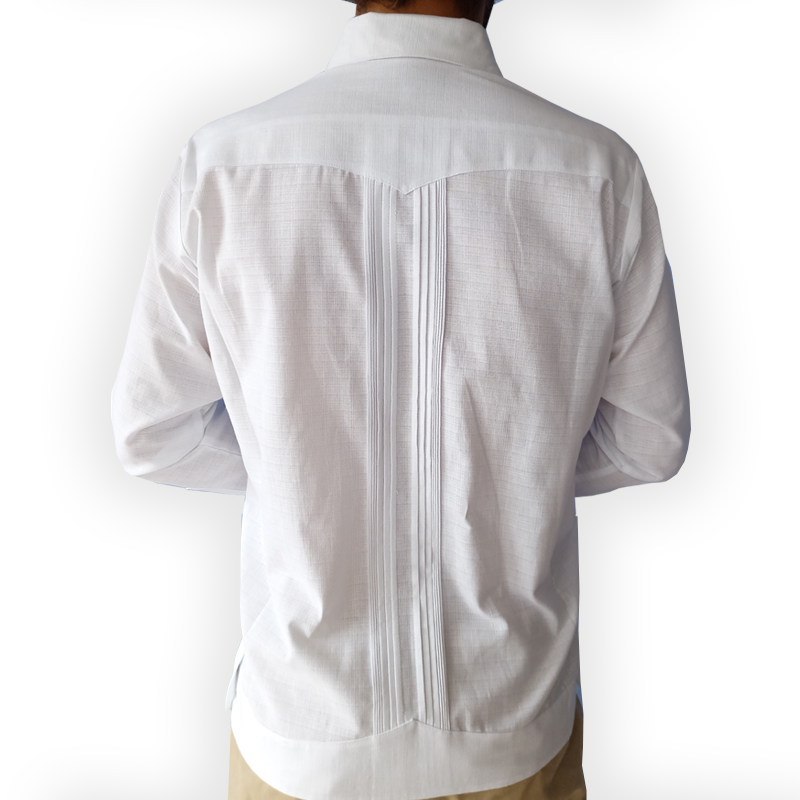 Modelo luciendo guayabera blanca manga larga bordada con pantalón de vestir