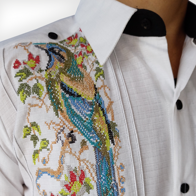 Modelo luciendo guayabera bordada pájaro con pantalones casuales