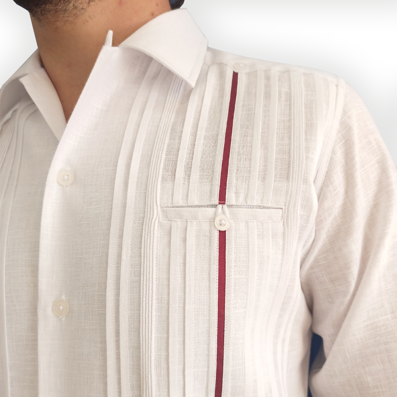 Modelo luciendo guayabera elegante hombre con pantalón beige