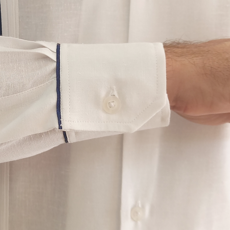 Modelo luciendo guayabera hombre boda en evento formal