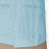 Modelo usando camisa guayabera azul cielo en estilo clásico