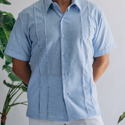 Modelo usando camisa guayabera azul cielo manga corta