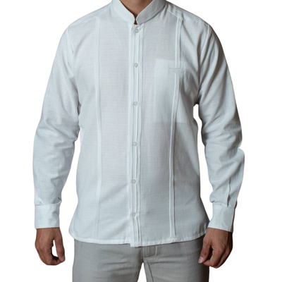 Modelo usando filipina blanca en evento tradicional