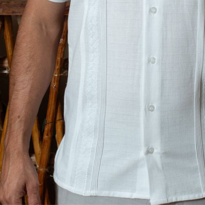 Modelo usando filipina yucateca manga corta en evento cultural