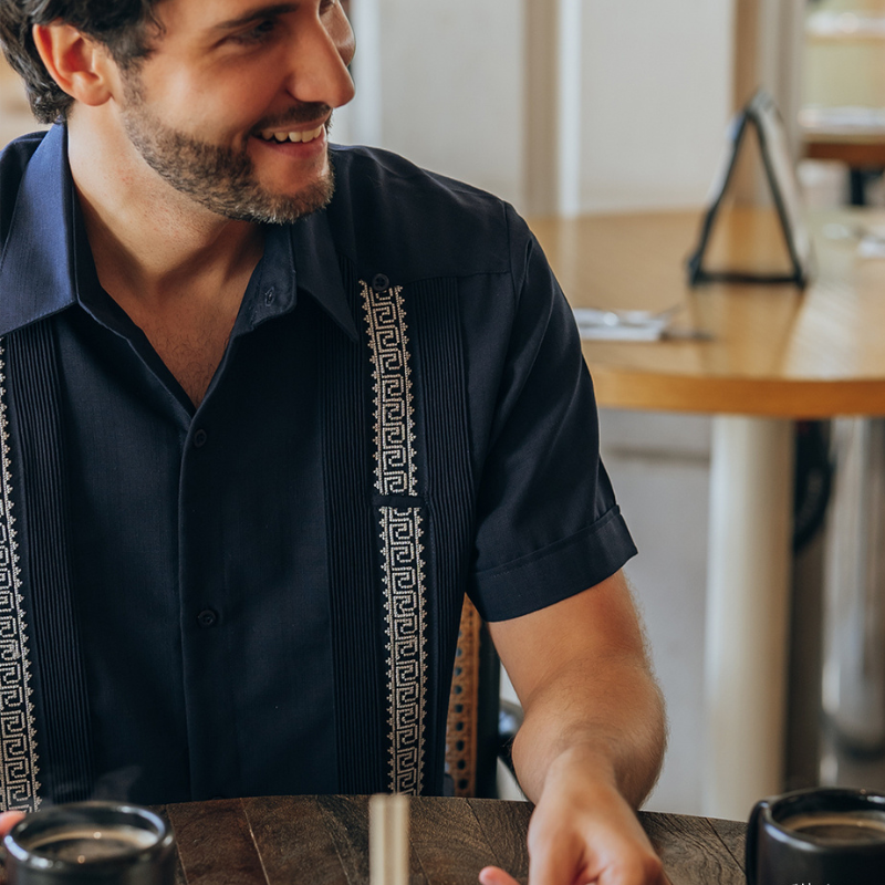Modelo usando guayabera azul marino manga corta