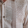 Modelo usando guayabera beige manga corta estilo tradicional
