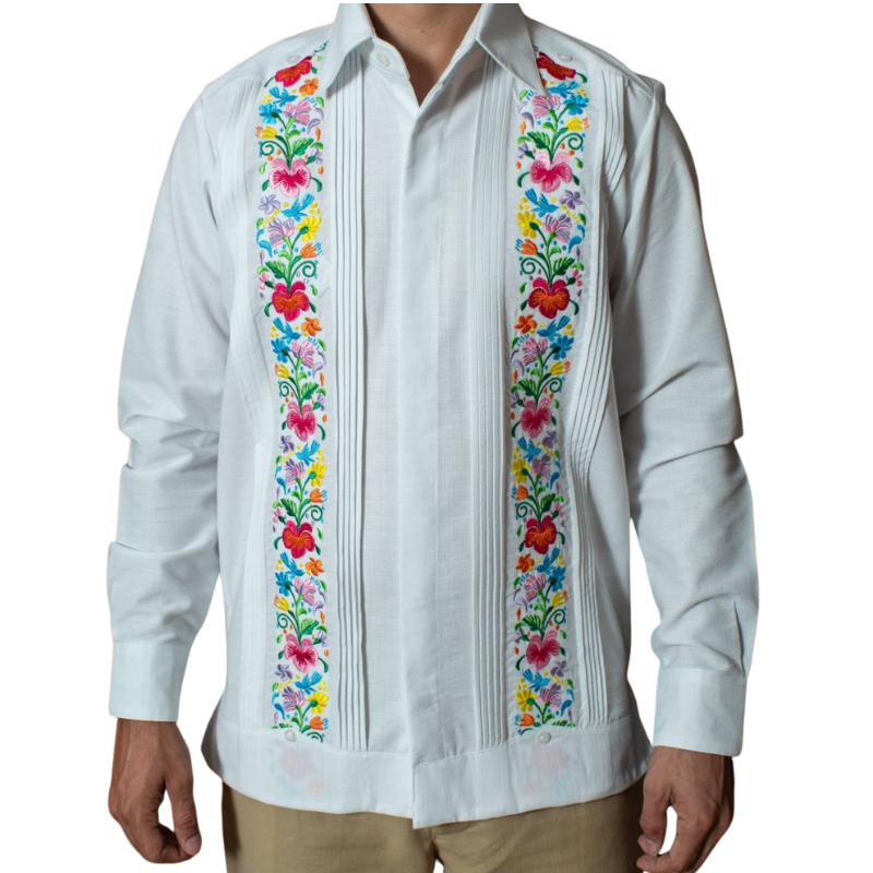 Modelo usando guayabera blanca bordada con flores en evento tropical