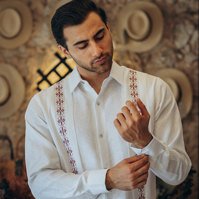 Modelo usando guayabera blanca bordado tradicional