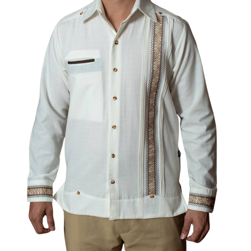 Modelo usando guayabera blanca con puño bordado en evento formal
