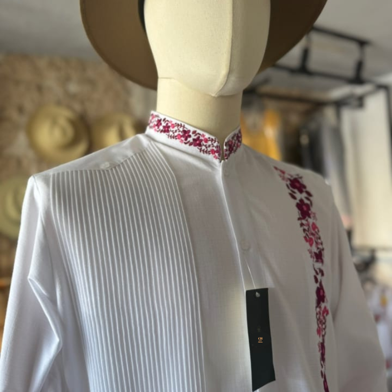 Modelo usando guayabera blanca cuello mao floral rosa