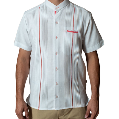 Modelo usando guayabera blanca cuello mao rosa en evento formal