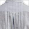 Modelo usando guayabera blanca de lujo en evento casual
