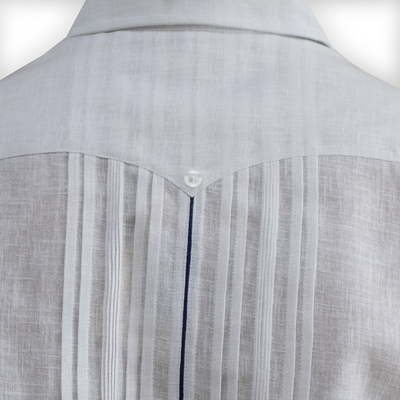 Modelo usando guayabera blanca de lujo en evento casual