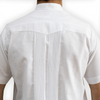 Modelo usando guayabera blanca manga corta bordada en look casual