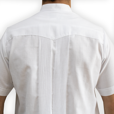 Modelo usando guayabera blanca manga corta bordada en look casual