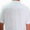 Modelo usando guayabera blanca original en estilo formal