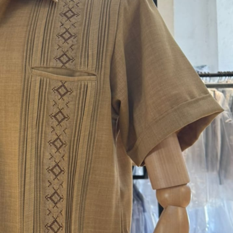 Modelo usando guayabera camel bordada manga corta