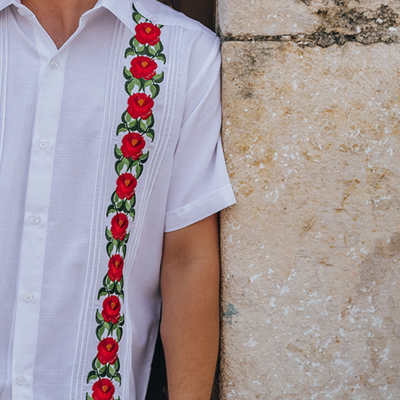 Modelo usando guayabera con flores bordadas tradicionales