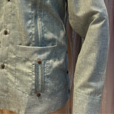 Modelo usando guayabera cubana verde estilo caribeño