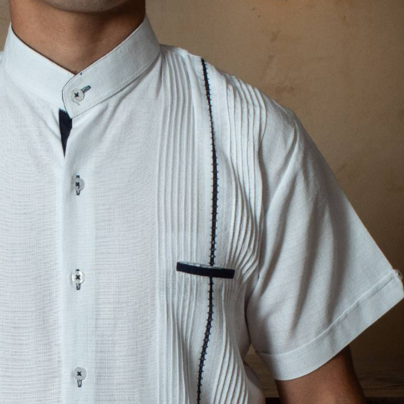 Modelo usando guayabera cuello mao blanca azul marino en evento formal