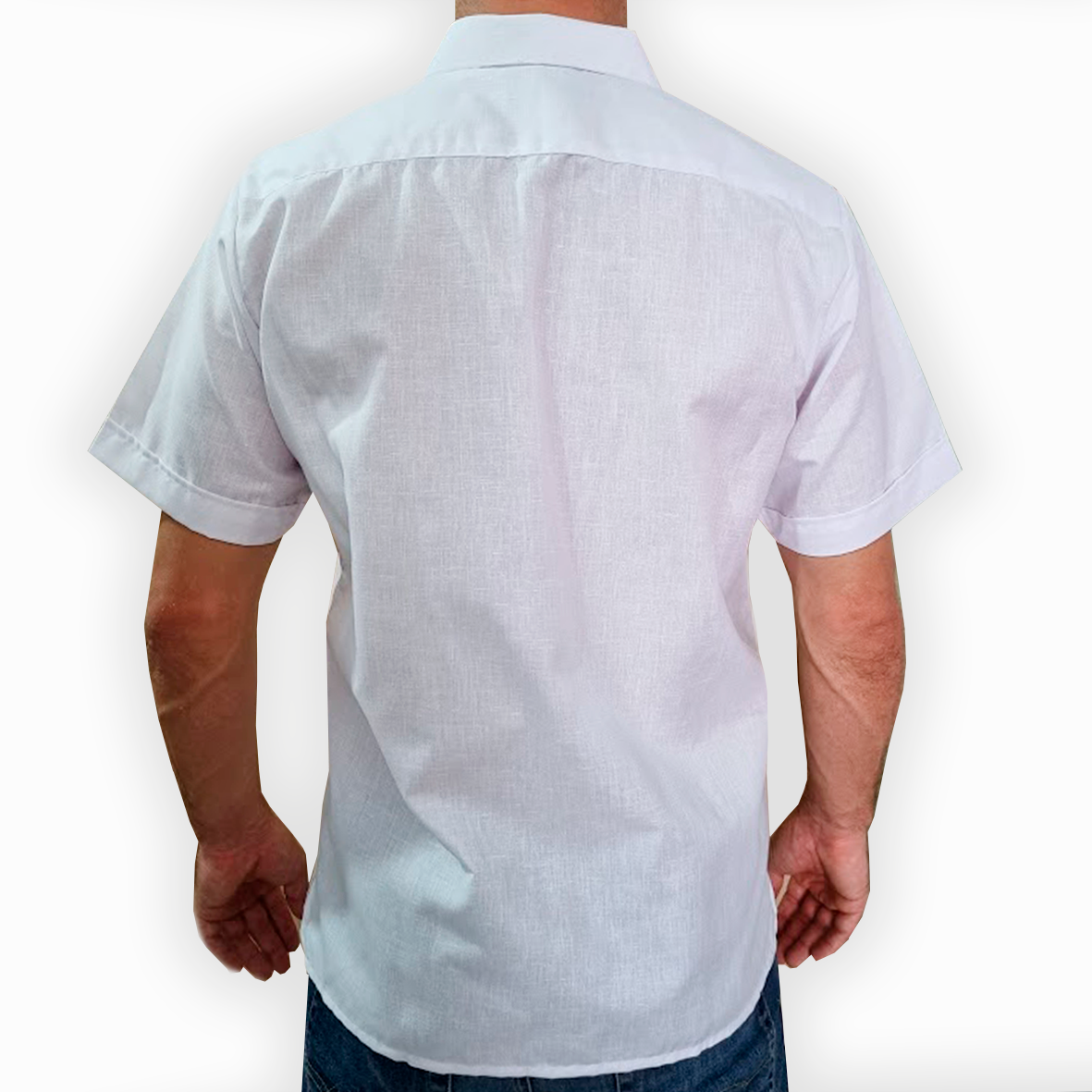 Modelo usando guayabera de lino en evento formal