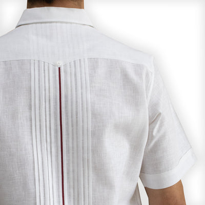 Modelo usando guayabera de lujo en boda en la playa