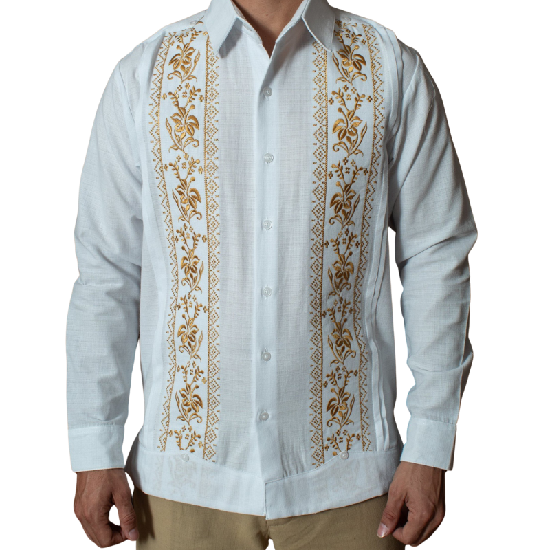 Modelo usando guayabera flor de calabaza en evento cultural