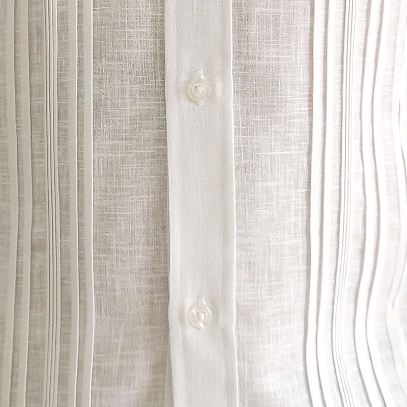 Modelo usando guayabera formal boda con pantalón claro