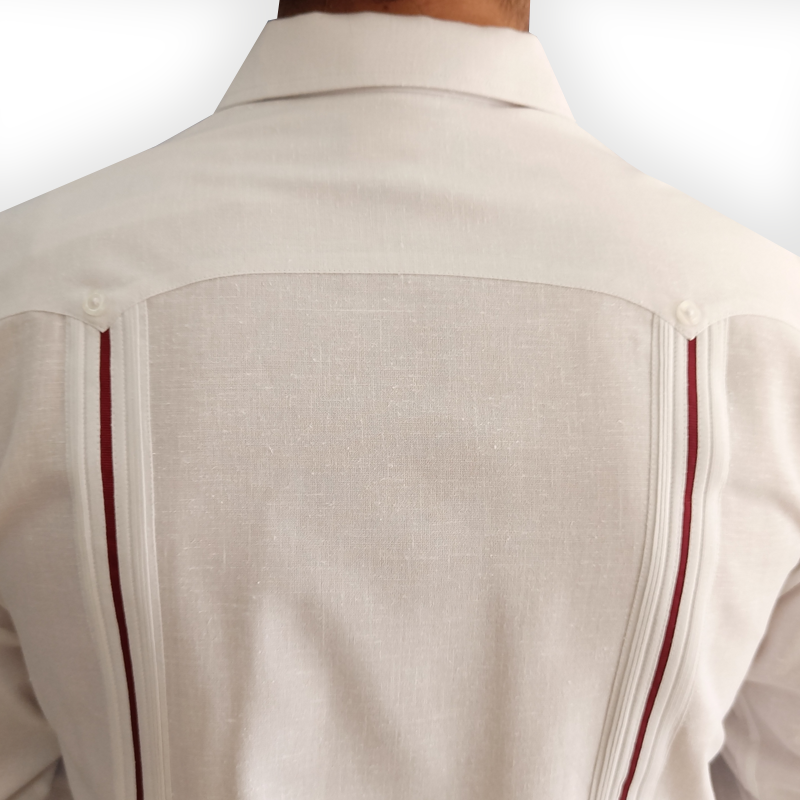 Modelo usando guayabera hombre manga larga con pantalón beige