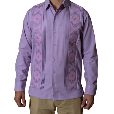 Modelo usando guayabera lila bordada en evento formal