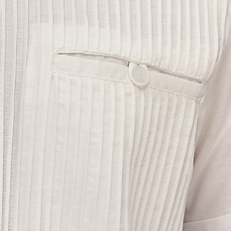 Modelo usando guayabera manga corta blanca en evento informal al aire libre